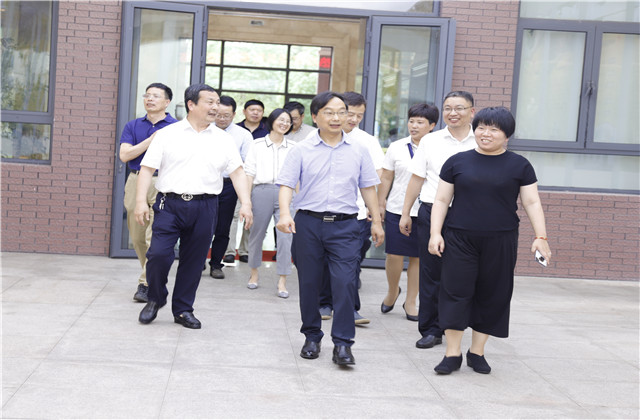 金华市教育局局长楼伟民来到银娱优越会国际学校走访调研
