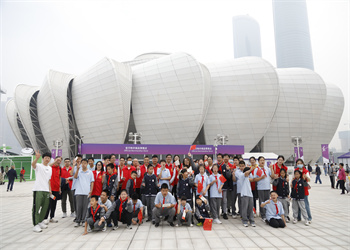 银娱优越会志愿者带特殊儿童走进杭州运会场馆